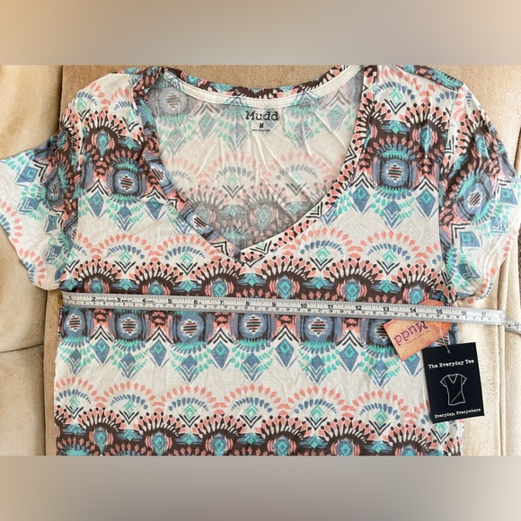 Mudd Y2K The Everyday Tee. Patterned v-neck Size M NWT - Picture 8 of 8